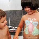 Creatief in bad met kleuters - gekleurd water en scheerschuim verf Creatief in bad met kleuters - gekleurd water en scheerschuim verf
