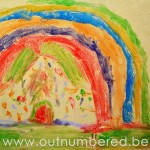 Buitenspel voor kinderen: schilderen met krijt